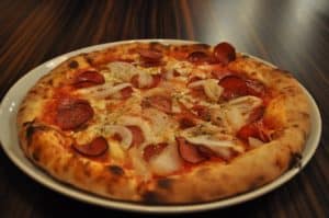 Pizza Pepperoniwurst mit Zwiebeln
