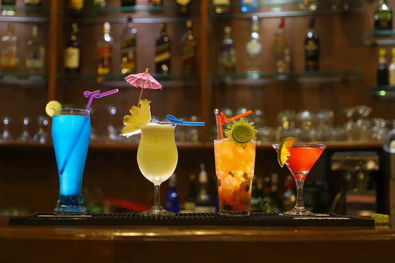 Cocktails An Der Bar